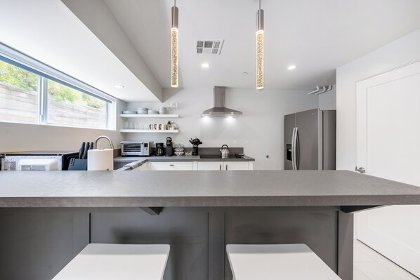 Kylskåp, mikrovågsugn, ugn och spishäll