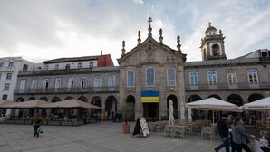A historic building with a prominent bell tower and a sign reading "Solidariedade". - Casa Augusta 2 (Braga)