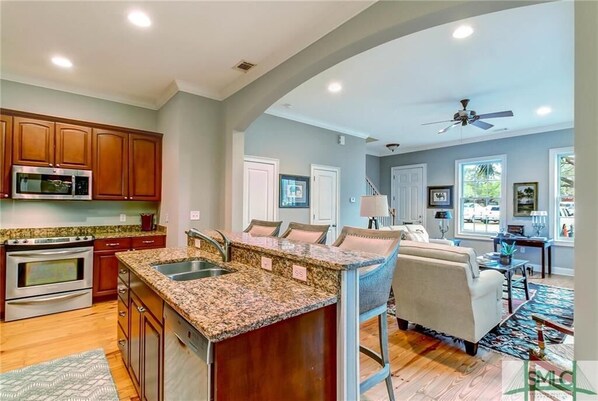 Private kitchen - Historic 3-Bed Townhouse w/ Courtyard & Parking (Savannah)