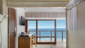A bathroom with a bathtub, a shower, and a view of the sea. - The Lucky Elephant (Hikkaduwa)