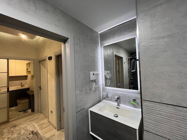 Ducha, artículos de tocador gratuitos, secador de pelo, pantuflas