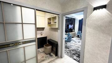 Căn hộ tiện nghi đơn giản, quang cảnh thành phố | Bếp riêng | Tủ lạnh, lò vi sóng, bếp nấu, ấm điện