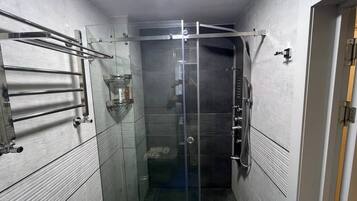 Comfort appartement, uitzicht op stad | Badkamer | Een douche, gratis toiletartikelen, een haardroger, pantoffels