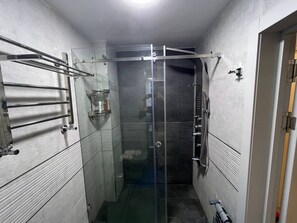 Comfort Apartment, City View | Bilik Mandi | Pancuran mandi, kelengkapan dandanan diri percuma, pengering rambut 