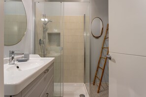 Douche, sĂšche-cheveux, bidet, serviettes fournies