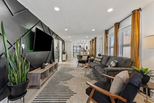 Unwind in our bold + stylish 4BR, 2BA DC gem!