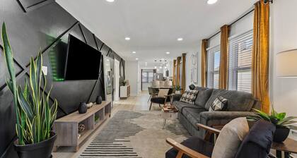 Unwind in our bold + stylish 4BR, 2BA DC gem!