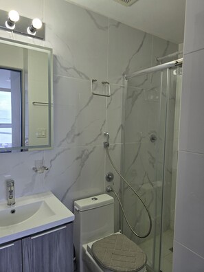 Hair dryer, towels, soap, toilet paper - The Sands Balboa Avenue (Panamá)