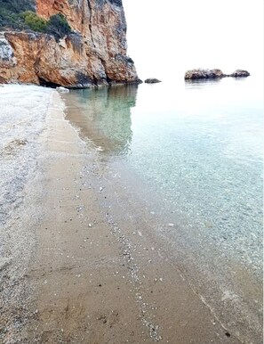 On the beach - Luxury Seaside Retreat in Platamonas – Steps from the Beach & Castle View (Platamonas)