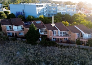 Een woonwijk met moderne huizen, voorzien van balkons en zonnepanelen.