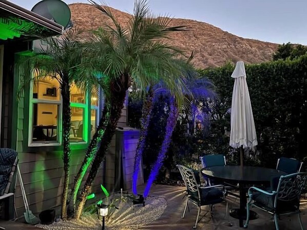Outdoor dining - Tiny House in Cat City 55 & Older Community (Cathedral City)