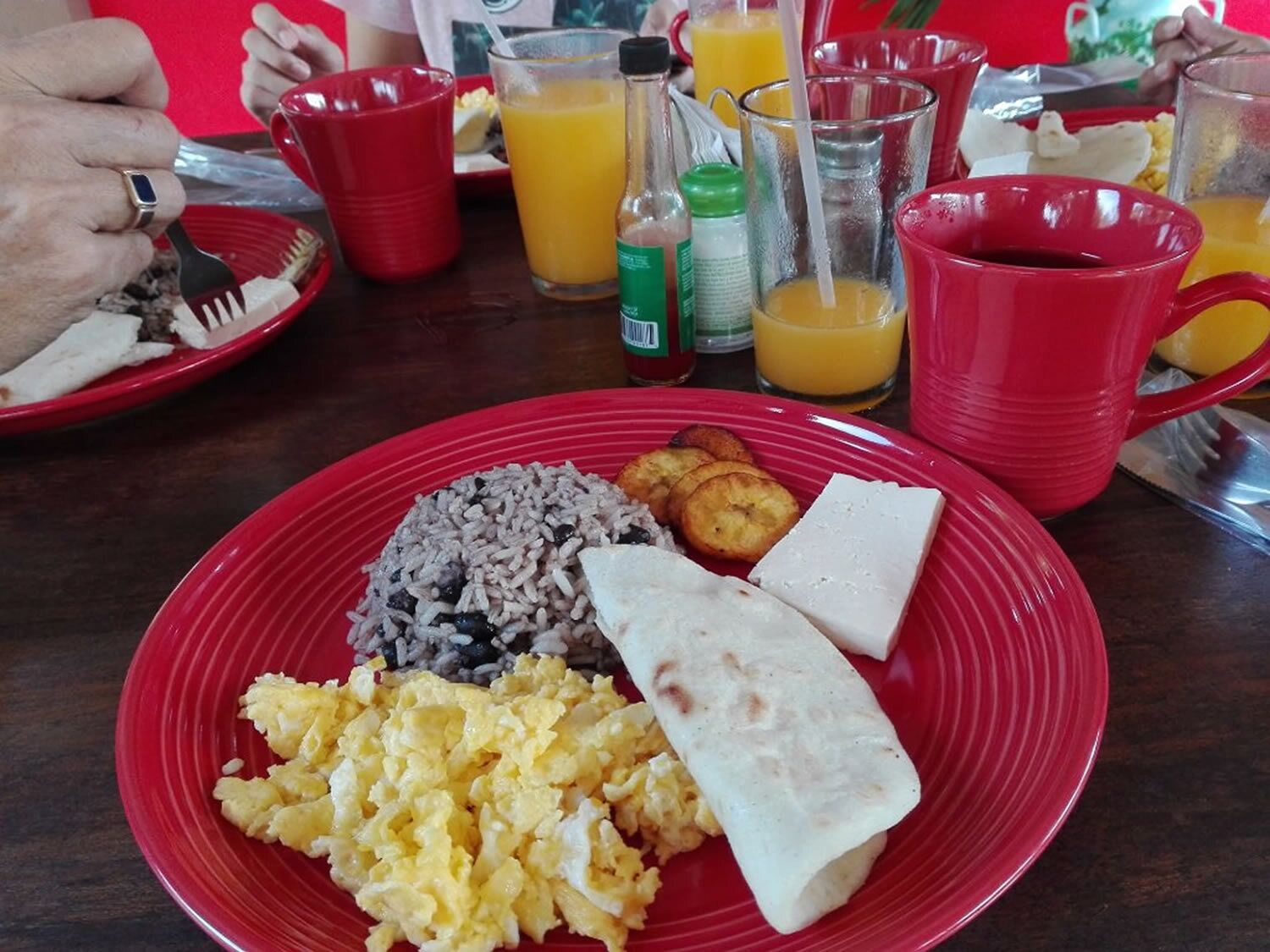 En tallerken med ris, røræg, en tortilla og stegte plantaner.