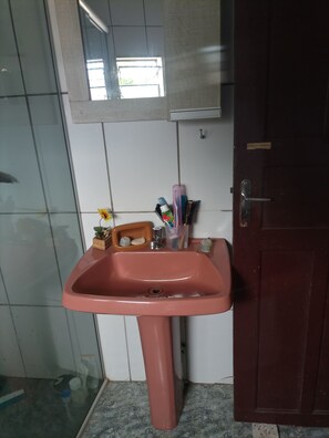 Regadera, secadora de cabello, toallas, papel de baño