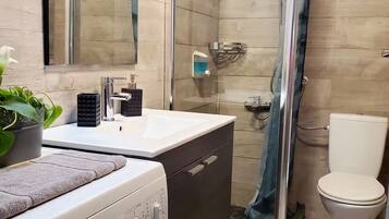 Chuveiro, secador de cabelo, toalhas de banho, sabonete