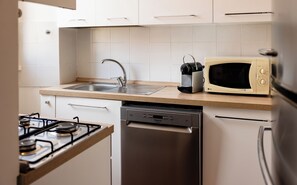 Jääkaappi, mikroaaltouuni, liesi, kahvin-/teenkeitin