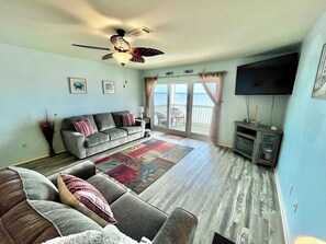 TV - Bay Breeze: Gorgeous Waterfront Unit with Kayaks! (Pensacola)