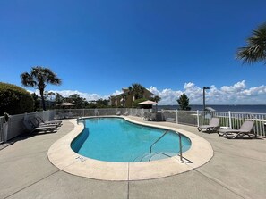 A heated pool - Bay Breeze: Gorgeous Waterfront Unit with Kayaks! (Pensacola)