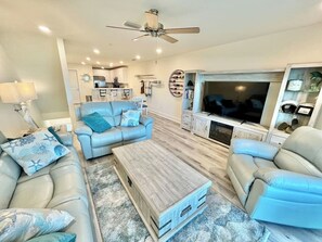 TV - Neptune's Landing: Bay Views, Pool & 2 Kayaks (Pensacola)