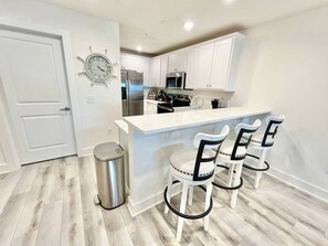 Fridge, microwave, oven, stovetop - Neptune's Landing: Bay Views, Pool & 2 Kayaks (Pensacola)