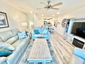 TV - Neptune's Landing: Bay Views, Pool & 2 Kayaks (Pensacola)
