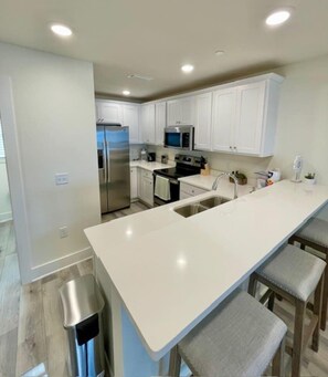 冷蔵庫、電子レンジ、オーブン、コンロ