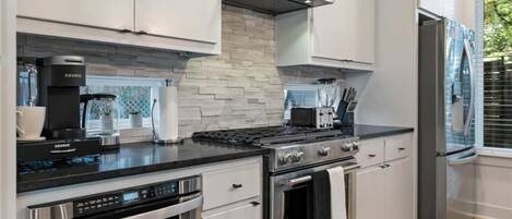 Refrigerador, microondas, horno y parrilla de estufa