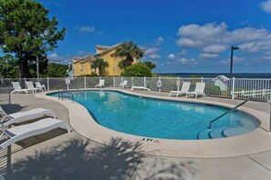 A heated pool - Sunny Side: Awesome Waterfront Unit with 4 Kayaks (Pensacola)