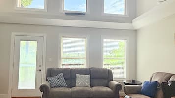 Deluxe Townhome | Living area
