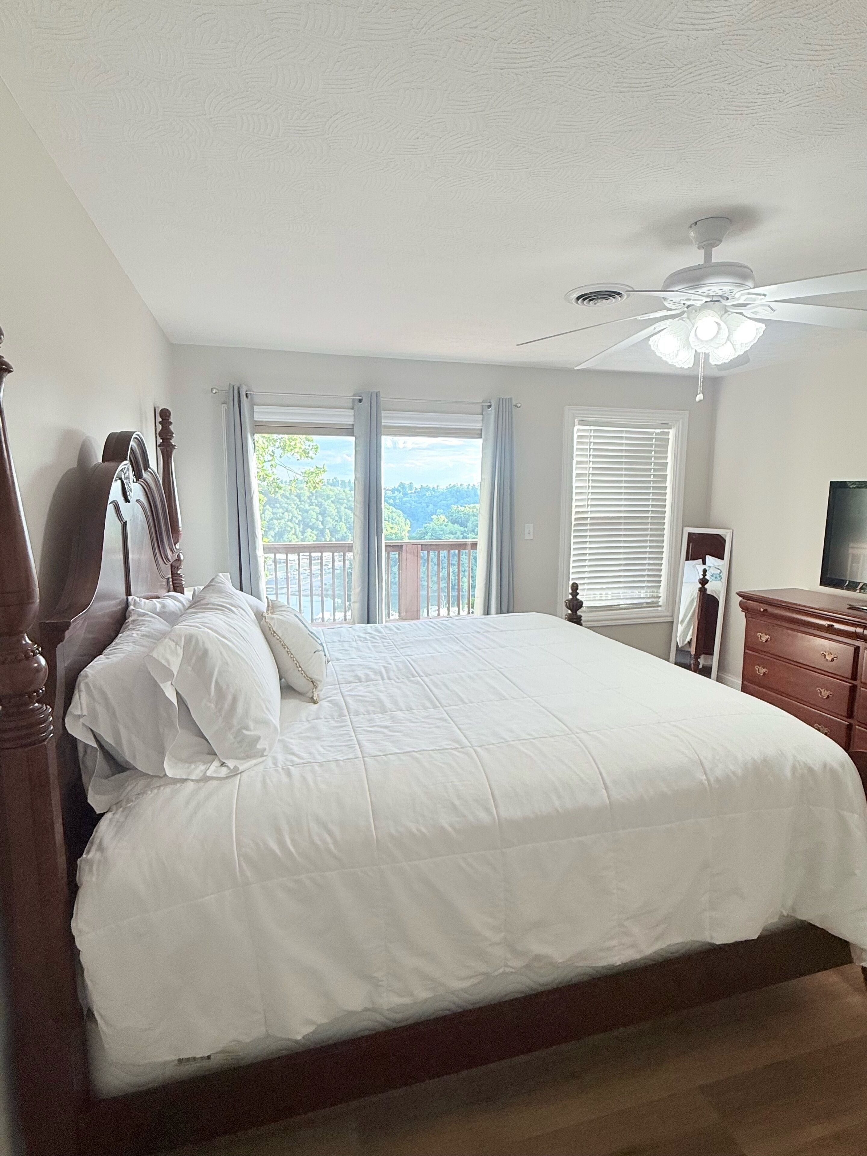 Deluxe Townhome | Iron/ironing board, free WiFi