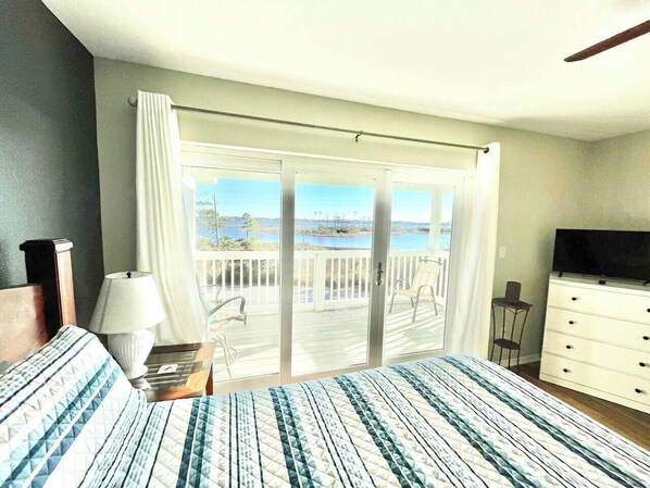 2 bedrooms, iron/ironing board, WiFi, bed sheets - Calm Palm: Great Views, Pool, Beach, & 2 Kayaks! (Pensacola)