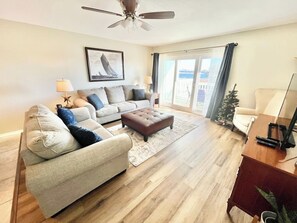 TV - Calm Palm: Great Views, Pool, Beach, & 2 Kayaks! (Pensacola)