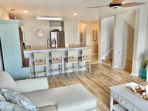 TV - Bay Watch: Charming Waterfront Home with 2 Kayaks! (Pensacola)