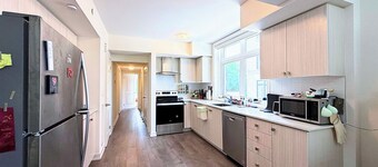 Modern & Quiet Room+Private Bath + Breakfast in Smart Home | 10km to Wonderland