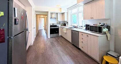Modern & Quiet Room+Private Bath + Breakfast in Smart Home | 10km to Wonderland