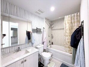Bathroom - Modern & Quiet Room+Private Bath + Breakfast in Smart Home | 10km to Wonderland (Richmond Hill)
