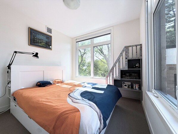 Room - Modern & Quiet Room+Private Bath + Breakfast in Smart Home | 10km to Wonderland (Richmond Hill)