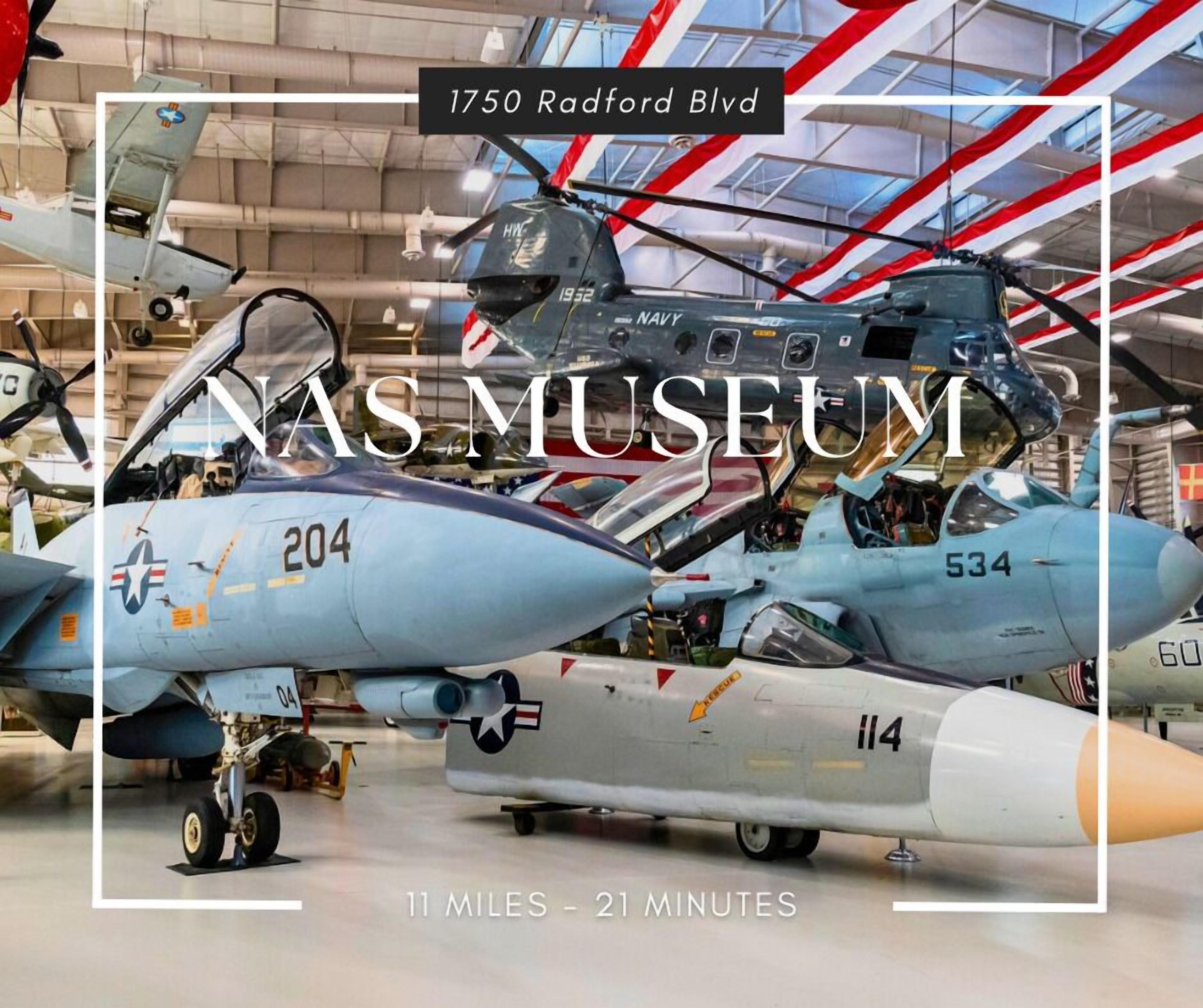 Un musée où sont exposés divers types d’aéronefs, notamment un hélicoptère et un avion de chasse.
