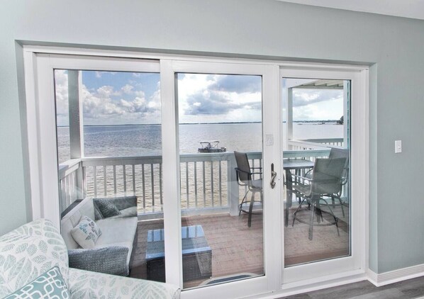 TV - Blue Heaven: Wonderful Waterfront Unit with Kayaks (Pensacola)