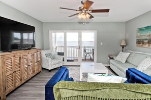 TV - Blue Heaven: Wonderful Waterfront Unit with Kayaks (Pensacola)