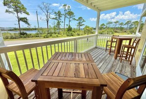Outdoor dining - Tideaway: Great Views, 2 Kayaks, SUP, pool & more! (Pensacola)