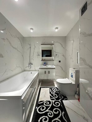 Apartamento conforto, vista para a cidade | Banheiro | Chinelos 