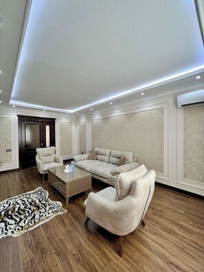 Comfort Apartment, City View | Living area