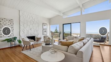Smart TV, chimenea, libros y impresora