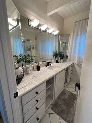 Een douche, een haardroger, een bidet, handdoeken