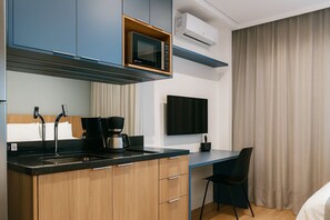 Departamento básico | Escritorio, espacio para trabajar con laptop y cortinas blackout 