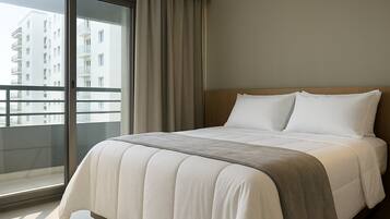 Apartamento básico | Escritorio, espacio para trabajar con un portátil, cortinas opacas