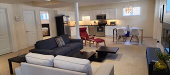 Spacious 2 BR, 3 beds, sleeps 6, kitchen, laundry
