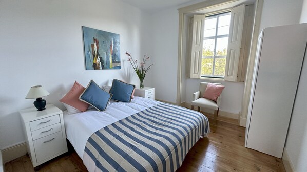 4 bedrooms, internet, bed sheets