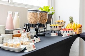 Free daily buffet breakfast - Basic Hotel Chipichape By Hoteles MS (Cali)