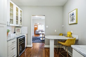 冷蔵庫、電子レンジ、オーブン、コンロ